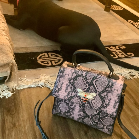 SNAKESKIN PRINT BEE BAG💕CLOSEOUT💕 STUNNING BLUSH BLK Python HANDBAG NWT - Picture 4 of 14